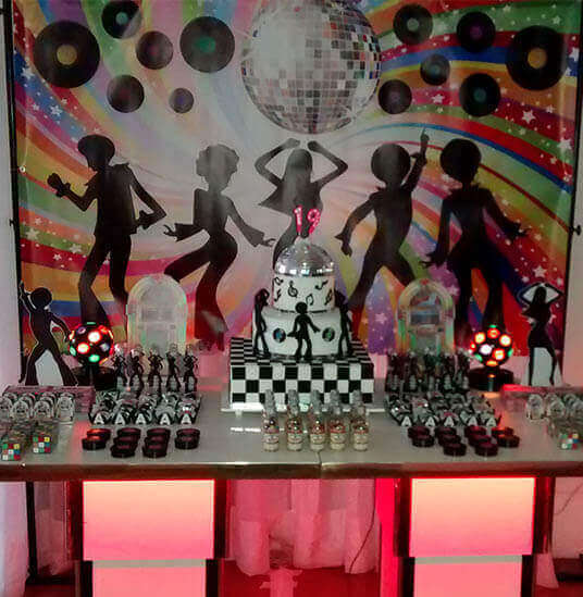 Decoração Retrô anos 60 70 80 90 para festa de aniversário