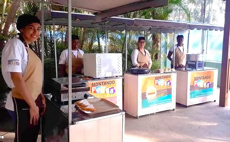 Equipe de barraquinhas servindo convidados na festa