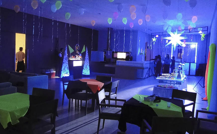 Decoração balada neon Bexigas neon
com gás hélio