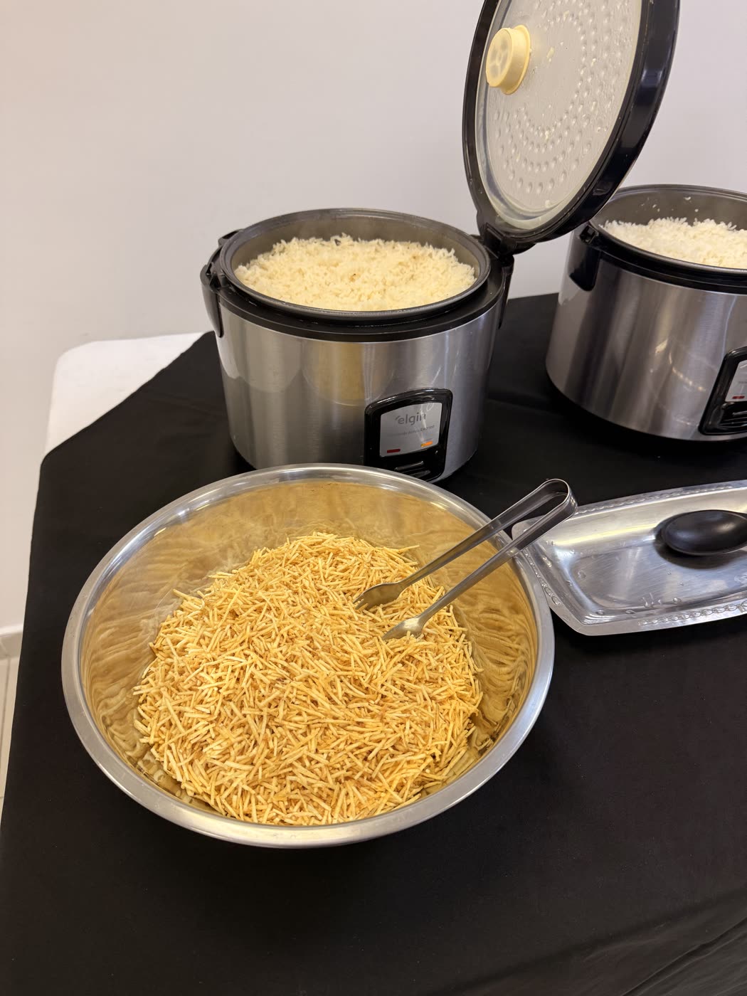 Arroz e batata palha, acompanhamentos do strogonoff em domicílio