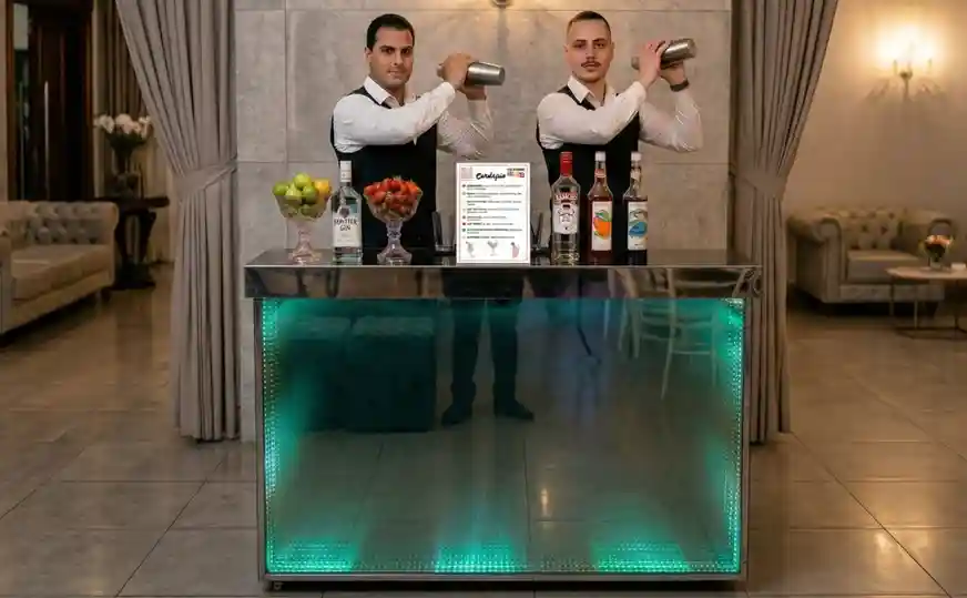 Estrutura de bar iluminado para festa de casamento