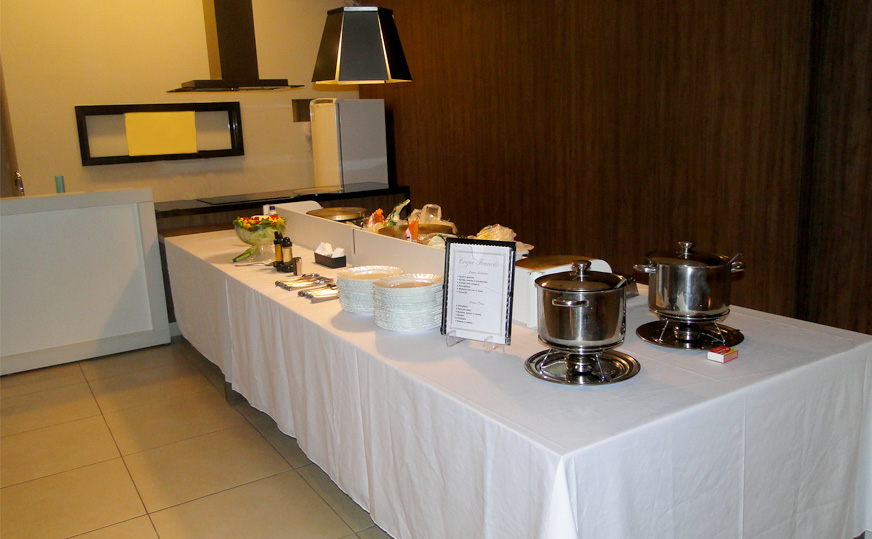 Mesa completa de buffet de crepe para festa teen